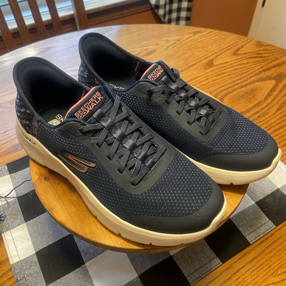 Skechers womens  Navy Walking Shoes slip-ins  air cooled memory foam